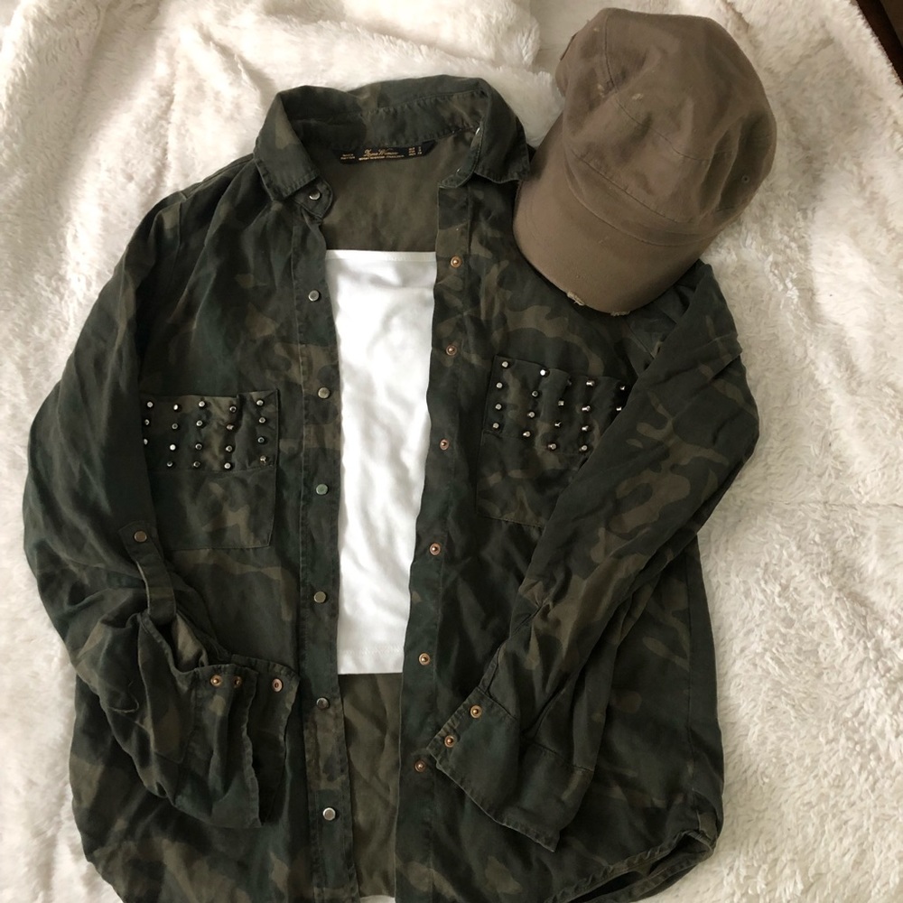 Leara Women Camo Button Down